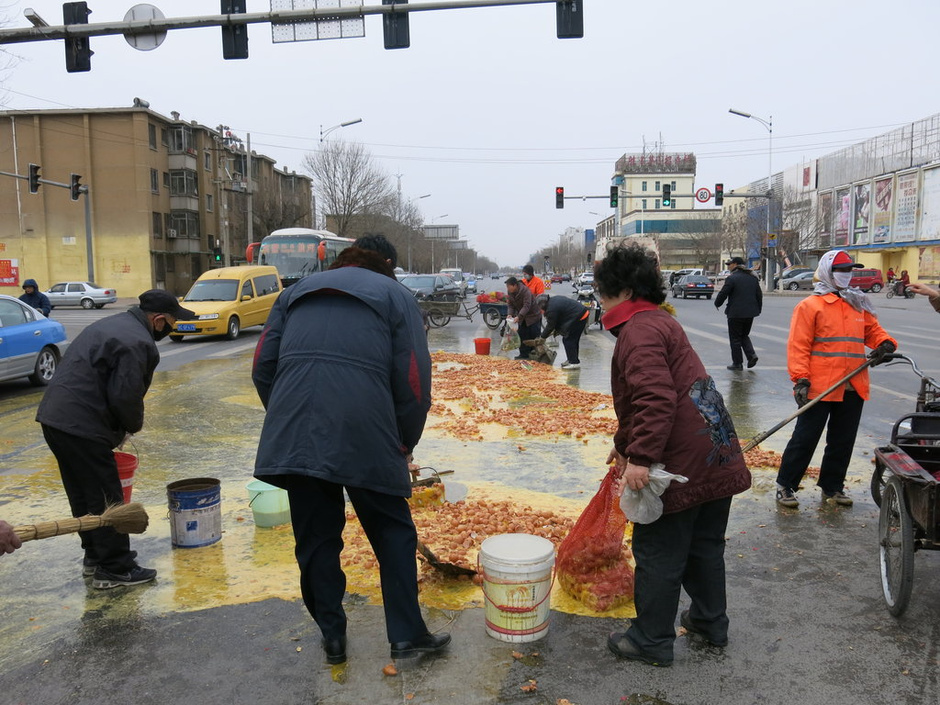 萬枚雞蛋撒馬路 路人幫撿未哄搶