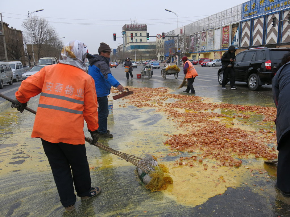 萬枚雞蛋撒馬路 路人幫撿未哄搶