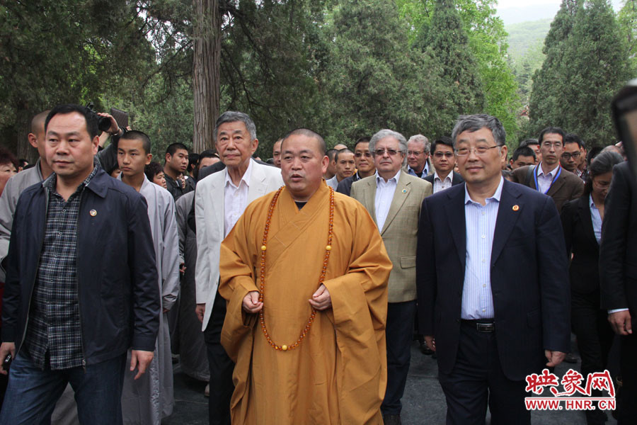 少林寺方丈陪同外交官參觀寺院