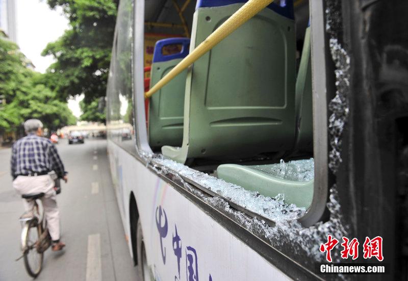 成都一女乘客自稱聞到焦臭味 公車行駛中砸窗跳車