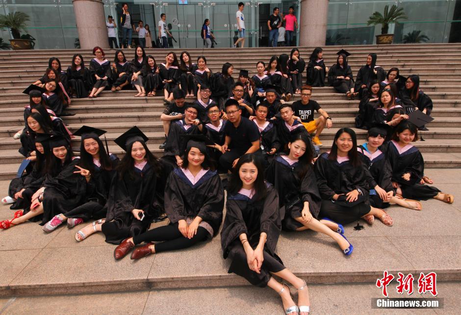 6月6日，浙江理工大學的畢業生們在校園中以賣萌、搞怪等獨具青春特色的方式告別大學生涯。中新社發 李晨