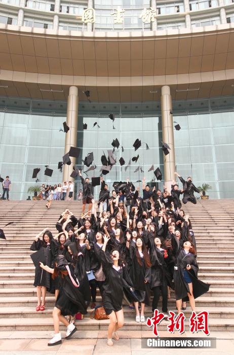 6月6日，浙江理工大學的畢業生們在校園中以賣萌、搞怪等獨具青春特色的方式告別大學生涯。中新社發 李晨