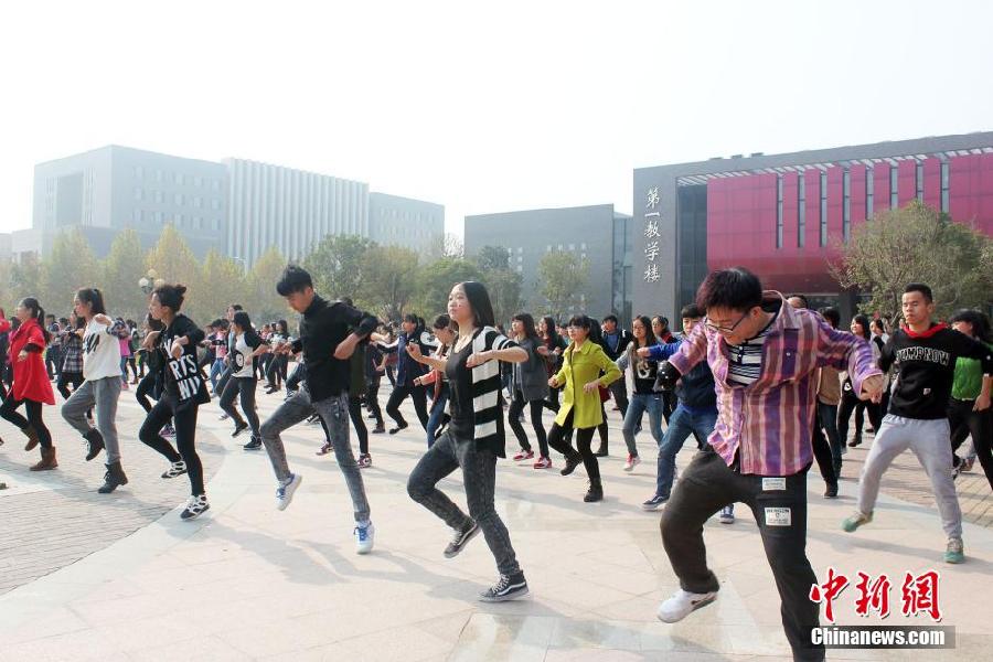 11月11日，河南財經政法大學校園內，300名在校大學生在上演了一出“光棍”也瘋狂的“快閃”大戲。