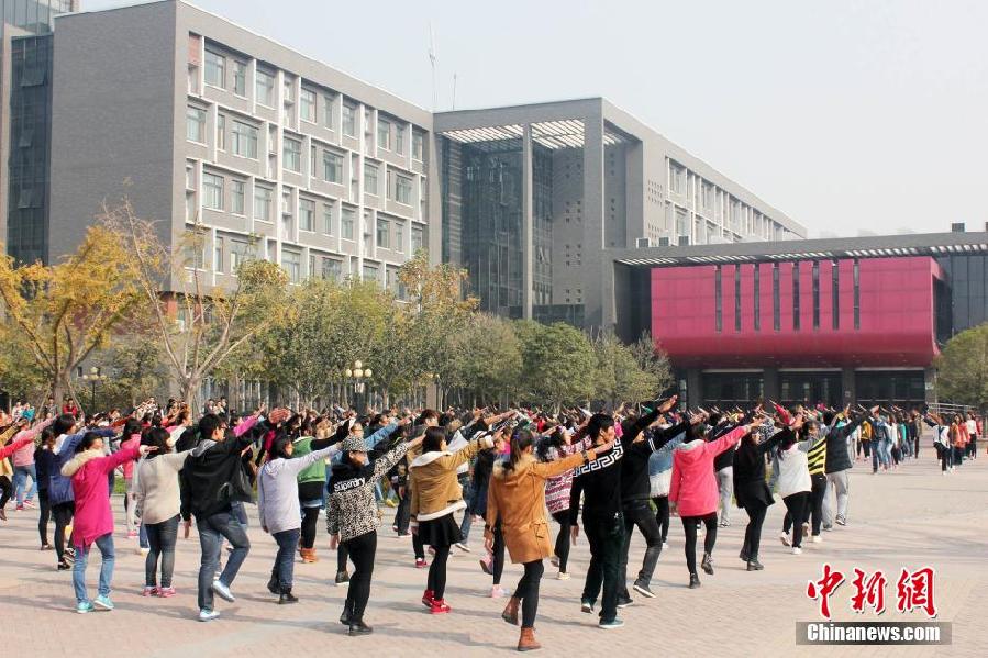 11月11日，河南財經政法大學校園內，300名在校大學生在上演了一出“光棍”也瘋狂的“快閃”大戲。