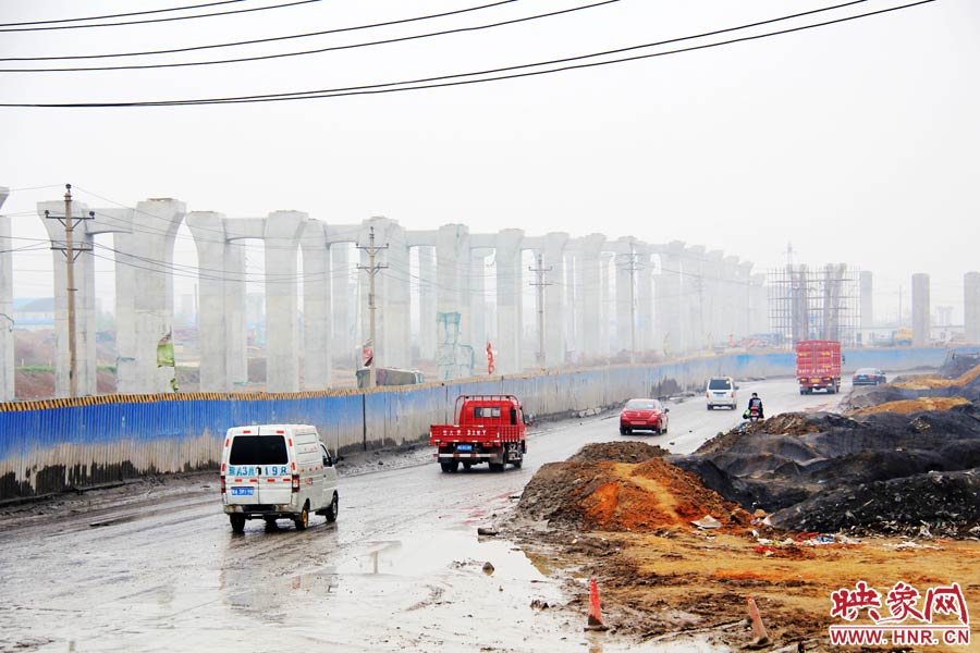 鄭平路柴郭轉盤處以及圍擋兩邊預留的道路坑坑洼洼，無人維護，造成事故頻發，經常堵車。