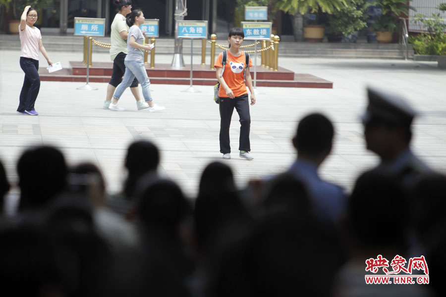 6月7日，鄭州回中考點，在家長期待的目光中，第一位考生走出考場