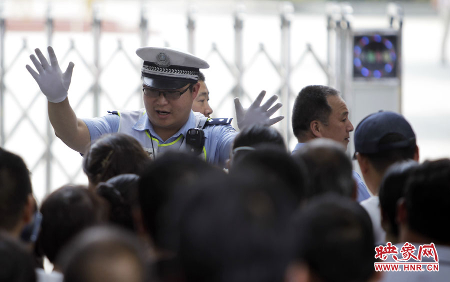 6月7日，鄭州回中考點，交警在考場外維持秩序