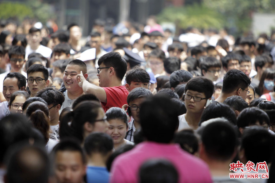 6月7日，鄭州回中考點，考生走出考場，面露笑容