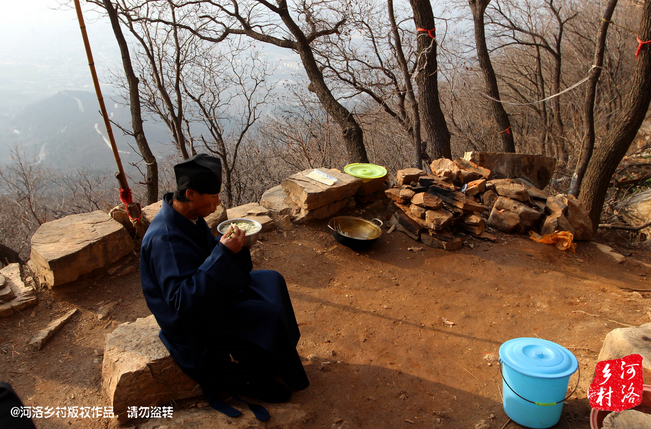 鄰居有時候會拿這些廢品下山，換取一些食物，對于老崔來說，既然出家就該安守清貧，撿破爛換好吃的，不是出家人該做的。他偷偷把鄰居的一大包廢品踢下了山，于是爭吵并且打起了架。