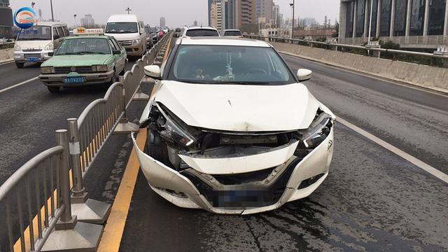 鄭州私家車撞毀十米護欄　司機抽著煙逆行下橋