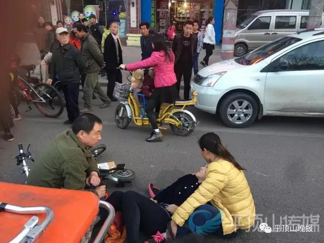 平頂山好心大姐 抱著不相識的車禍傷者大半個小時