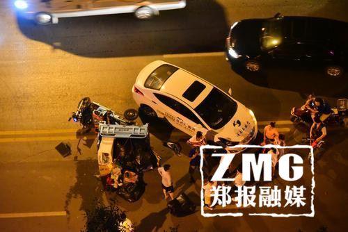 鄭州街頭深夜發生一起事故 一轎車將三輪撞翻在地