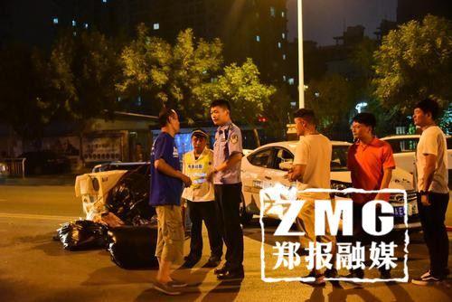 鄭州街頭深夜發生一起事故 一轎車將三輪撞翻在地