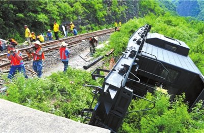 北京一輛大貨車剎車失靈撞火車 列車3節車廂受損