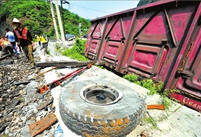 北京一輛大貨車剎車失靈撞火車 列車3節車廂受損