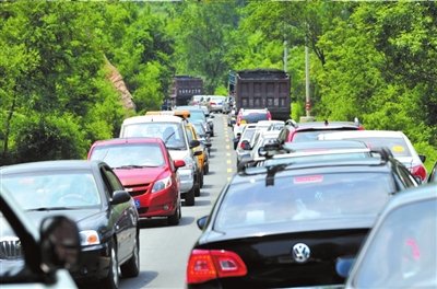 北京一輛大貨車剎車失靈撞火車 列車3節車廂受損