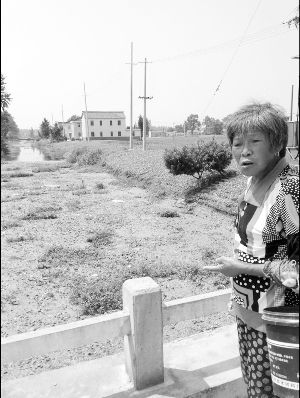 河里長滿浮萍漂著垃圾，村民有時不得已用河水應急