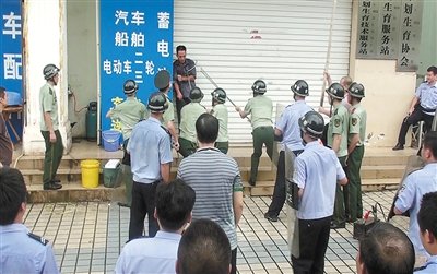 昨日，警方趕到現場制服嫌疑人何某。