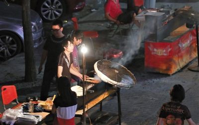 7月4日，青年路國美第一城小區(qū)附近的夜市臨街露天燒烤攤。