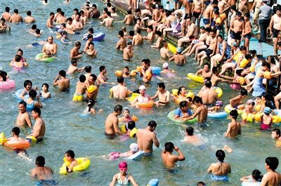 昨日，濟(jì)南市最高氣溫超過37℃，位于市區(qū)黑虎泉畔的泉水浴場(chǎng)免費(fèi)開放。