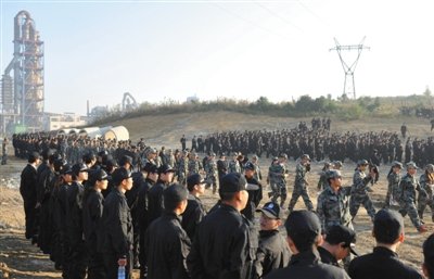 10月12日，貴陽(yáng)，觀山湖區(qū)控拆違指揮部組織2500余人到金華鎮(zhèn)上鋪村空山壩，對(duì)54棟違法建筑進(jìn)行