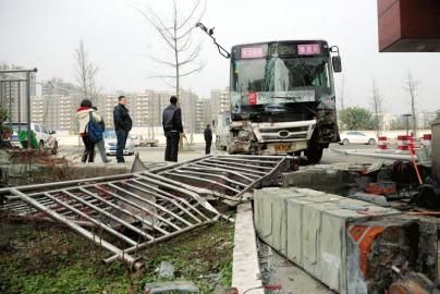 1月6日，成都雙華大道，失控后的公交車撞垮一單位的護欄。攝影 劉陳平