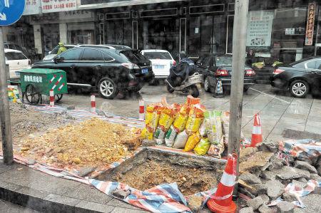 遠大一路兩側，市政工程開挖的一個個大坑沒有進行圍擋，碎石、黃土、彩條布散落一地，過往市民避之不及。