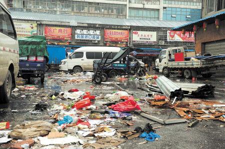 高橋大市場內，大量的垃圾雜亂無章地堆放，商戶搬遷時留下的垃圾丟棄在市場內無人問津，觸目驚心。