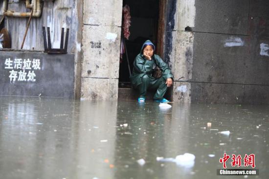 7月15日，因連日強降雨致長沙市開福區西長街街道出現嚴重內澇，最深水位超過一米，沿街60余戶門面進