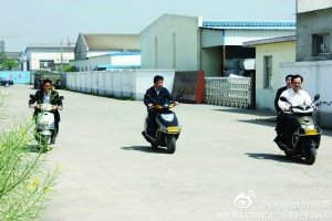 網友稱儀征市委書記程希騎摩托車下鄉(xiāng)沒戴頭盔。