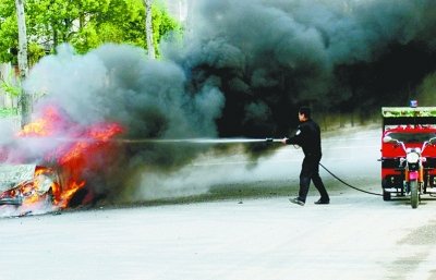 轎車追尾巴士引發(fā)油箱爆炸 17名乘客及時疏散