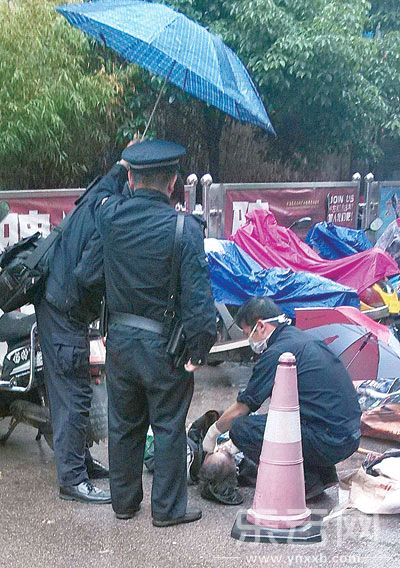 七旬老人街頭摔倒 兩路人為其撐傘擋雨