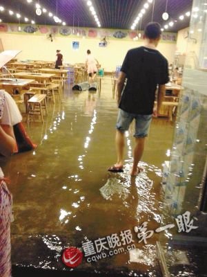 暴雨致水淹火鍋店 4男子淡定蹲上凳子吃火鍋