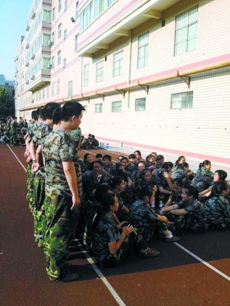 女孩們說，這道“人影陰涼”，為高中時代的記憶鑲上了一顆珍珠 網友供圖