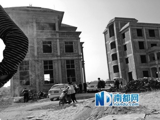 兩棟被舉報(bào)的違建樓下昨日一度聚集了超過(guò)百人，城管離開(kāi)后逐漸散去。南都記者張志韜實(shí)習(xí)生宋超攝