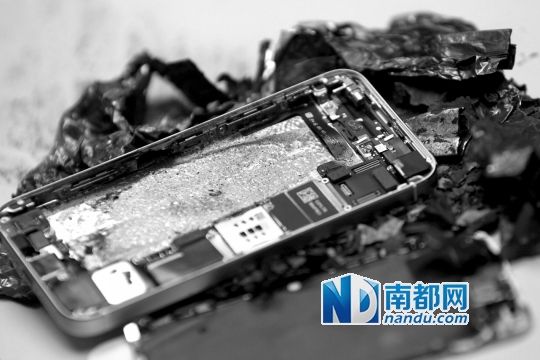 于先生的新iPhone5S手機直接“爆”廢。 南都記者劉有志攝