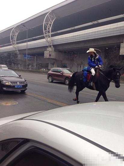 成都男子因買不到車票騎馬穿國道回家