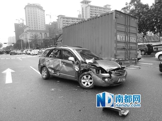 司機肇事逆行逃逸撞16輛車 逃跑被阻錘擊交警