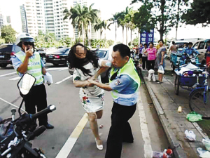 海南女司機(jī)違停受罰打傷交警 稱只停車1分鐘