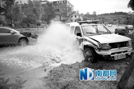 昨日，龍華金龍路，男子開走警車，后撞上消防栓停下，警車車頭受損。