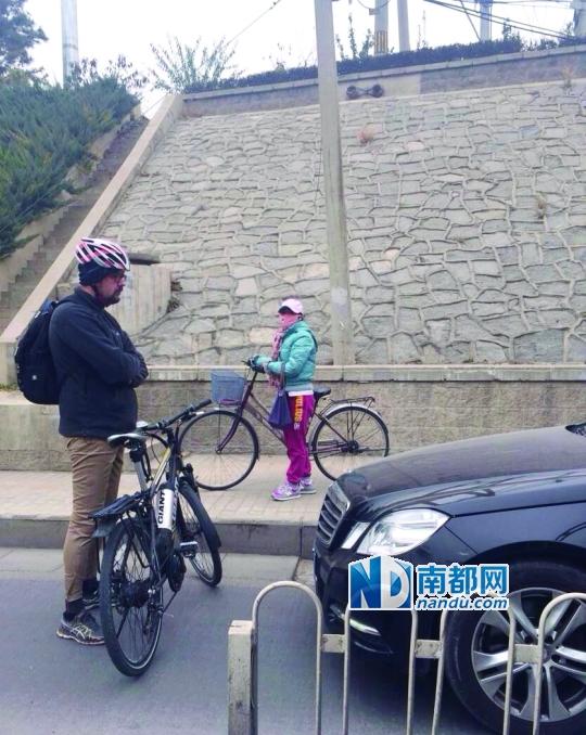 老外在中國阻止轎車使用自行車道 網友點贊