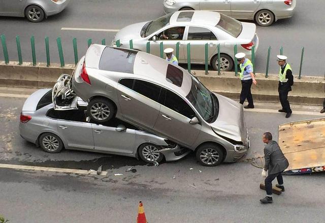 交警正在將兩車分開。