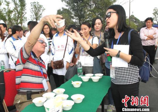 圖為外國友人品嘗揚州炒飯。　崔佳明　攝