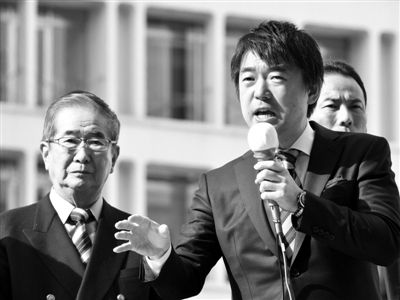 29日，日本著名極右翼分子石原慎太郎（左）和新生代右翼政客橋下徹在東京街頭演講拉票。