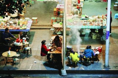 那邦鎮(zhèn)以往熱鬧的夜市，因?yàn)橹芯掃吘车膽?zhàn)亂，而變得冷冷清清 特派記者 賈代騰飛 攝