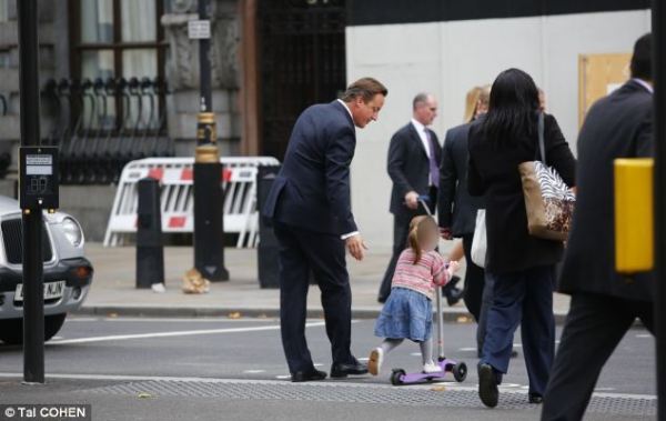 英國首相卡梅倫步行送女兒上幼兒園。