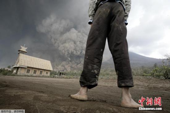 當地時間2月1日，印尼錫納朋火山持續噴發。