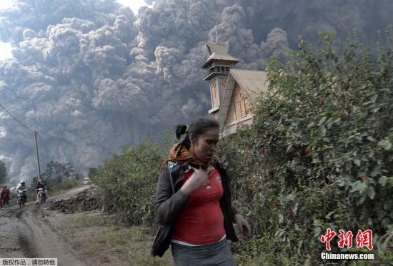 當地時間2月1日，印尼錫納朋火山持續噴發。