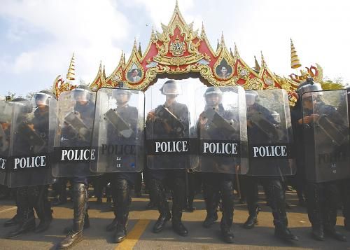 14日在泰國曼谷，政府出動數(shù)千名防暴警察，以奪回政府大樓和其他 泰數(shù)千防暴警察和平清場 被示威者占領(lǐng)的區(qū)域。