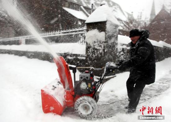 　　2月13日，強大暴風雪系統(tǒng)繼續(xù)襲擊人口稠密的美國東北部地區(qū)。